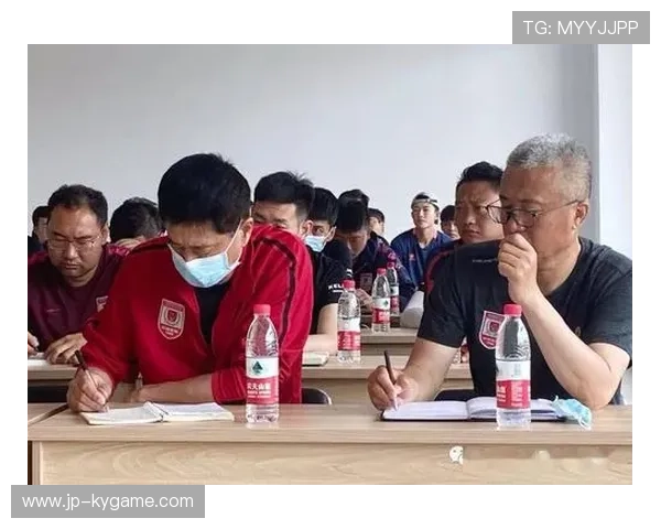 琑队如何构建青训导师与一线教练的协同机制，青训教练培训